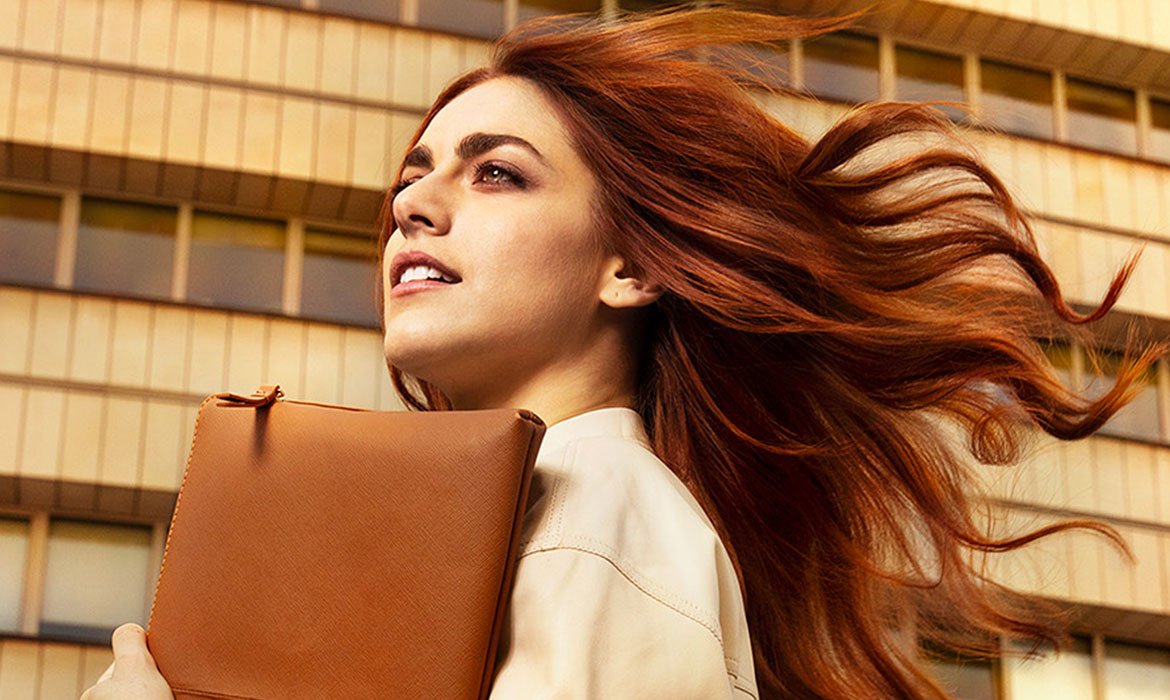 Consigue el color de pelo pelirrojo veneciano que luce Miriam Leone con la gama Casting Crème Gloss y llévalo al siguiente nivel gracias a la línea de cuidados Elvive Color Vive de L’Oréal Paris.